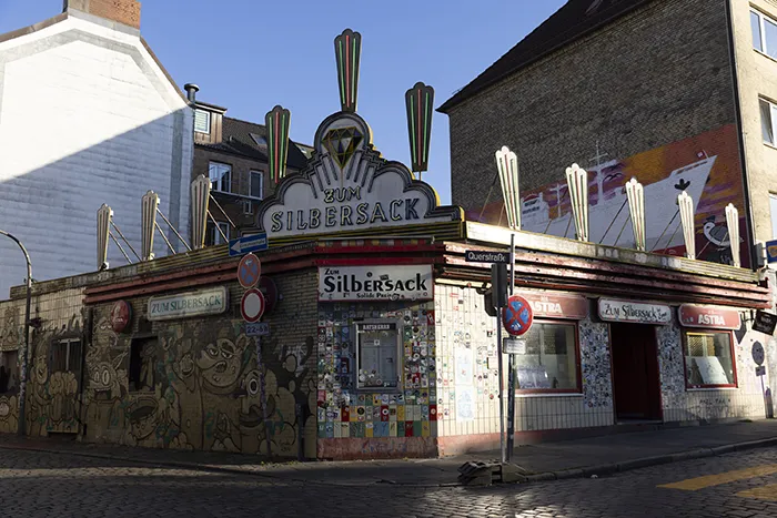 Reeperbahn bei Tag - Silbersack Kneipe